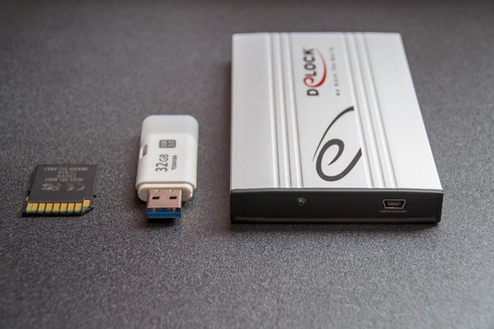 <b>智能座舱技术持续升级，车载交互设备成为电子企业研发重点</b>
